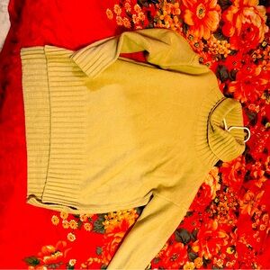 Good quality sweater chuck neck don’t sleeve, a very beautiful cream color.